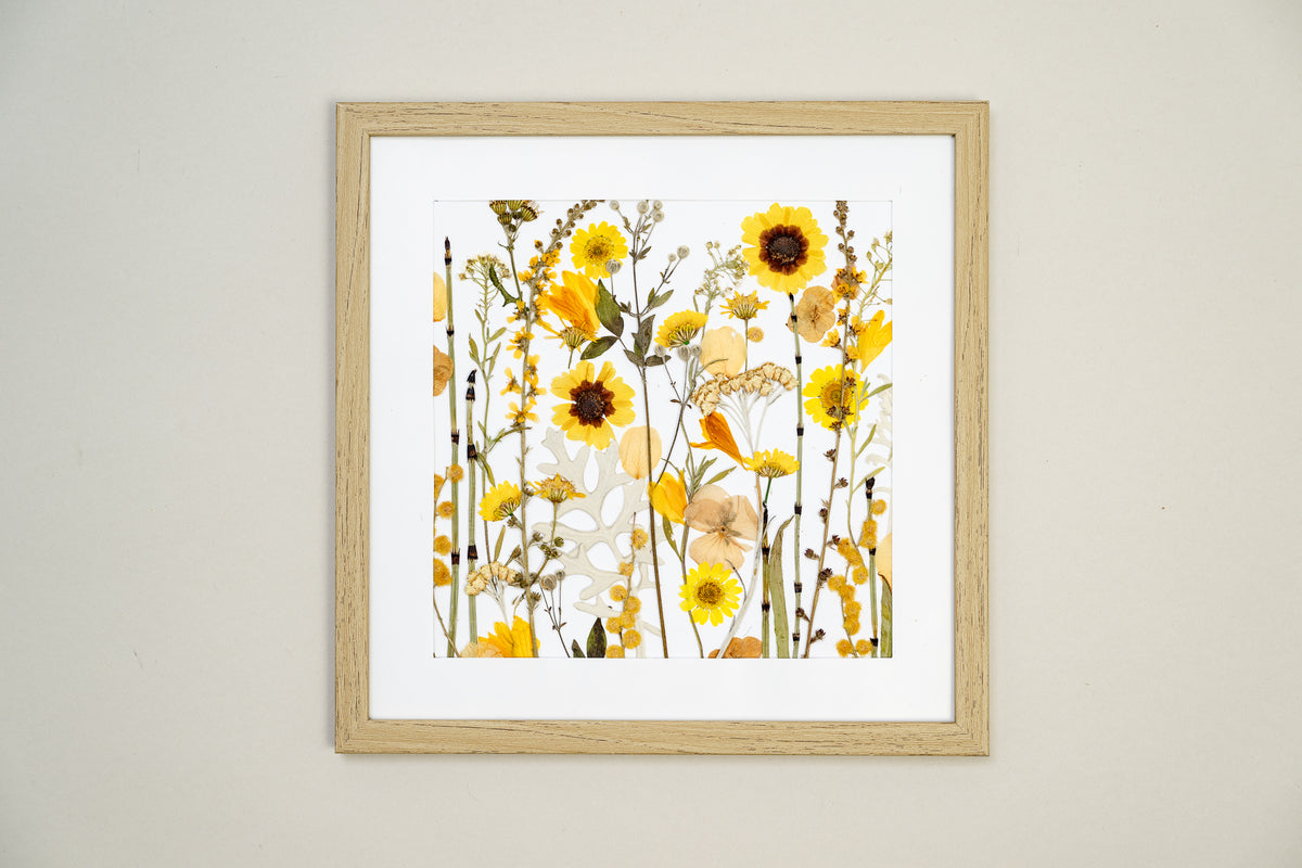 Botanical Series N° 1, geperste bloemen in kader, foto 1
