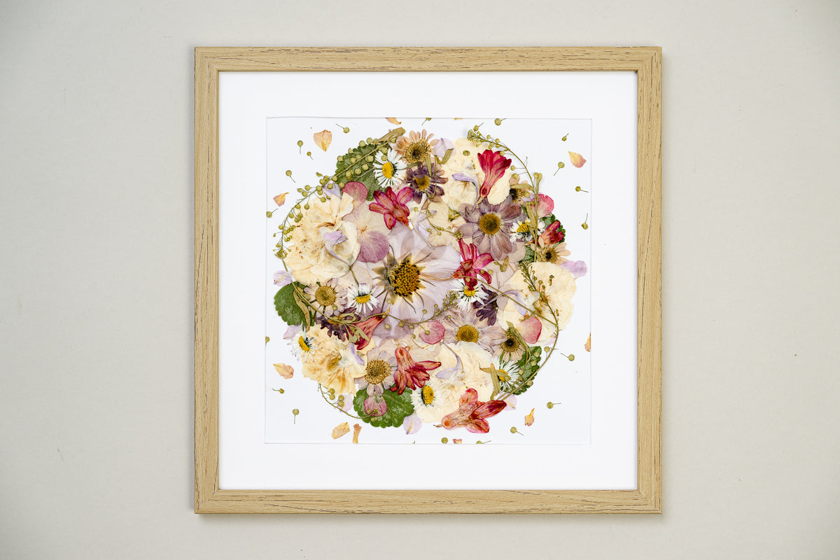 Botanical Series N° 2, geperste bloemen in kader, foto 1