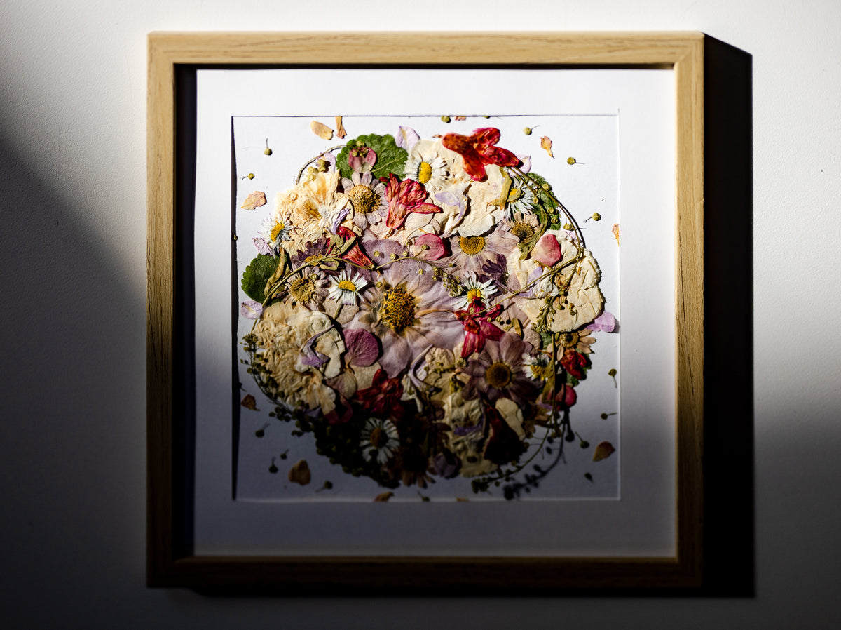 Botanical Series N° 2, geperste bloemen in kader, foto 3