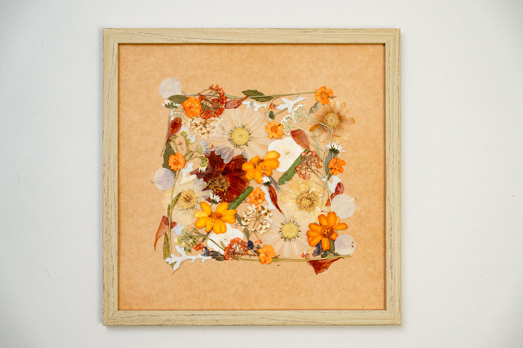 Botanical Series N° 3, geperste bloemen in kader, foto 1